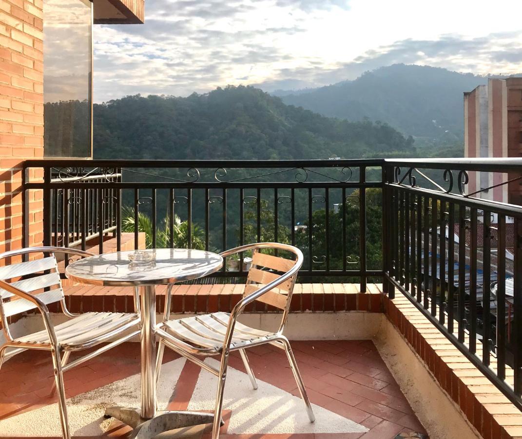 莫拉莱斯国际酒店及会议中心 Ibagué 外观 照片 A balcony in Bogotá, Colombia