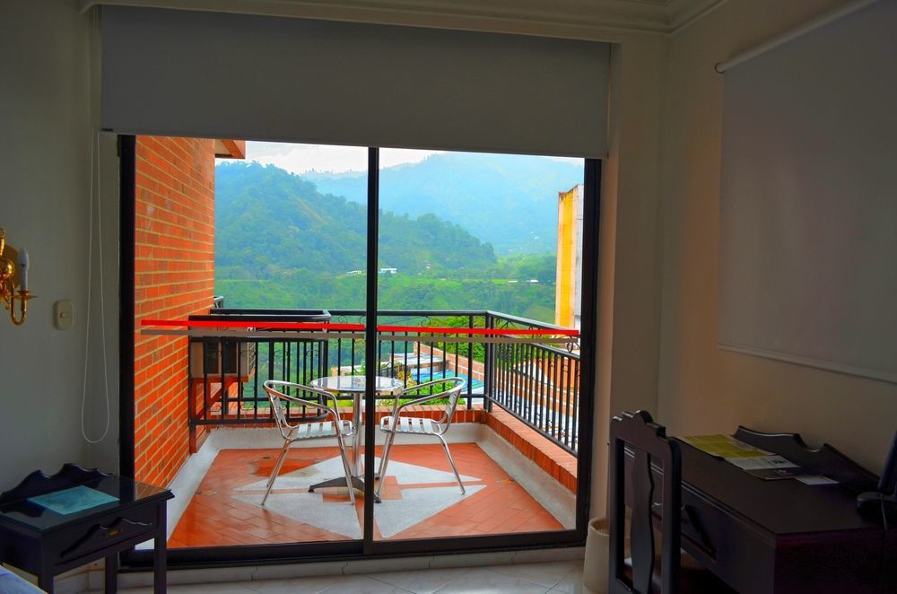 莫拉莱斯国际酒店及会议中心 Ibagué 外观 照片 A view of the mountains from a hotel in Baños